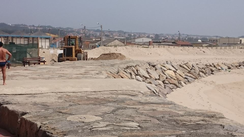 Arrancaram as obras na Praia de Paramos