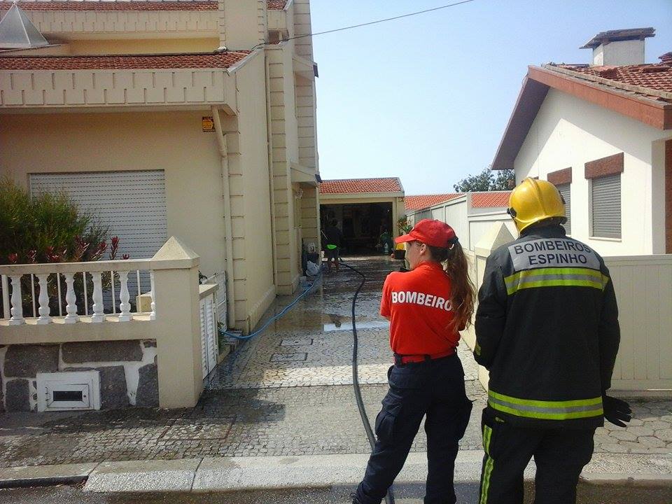 Incêndio em moradia em Paramos
