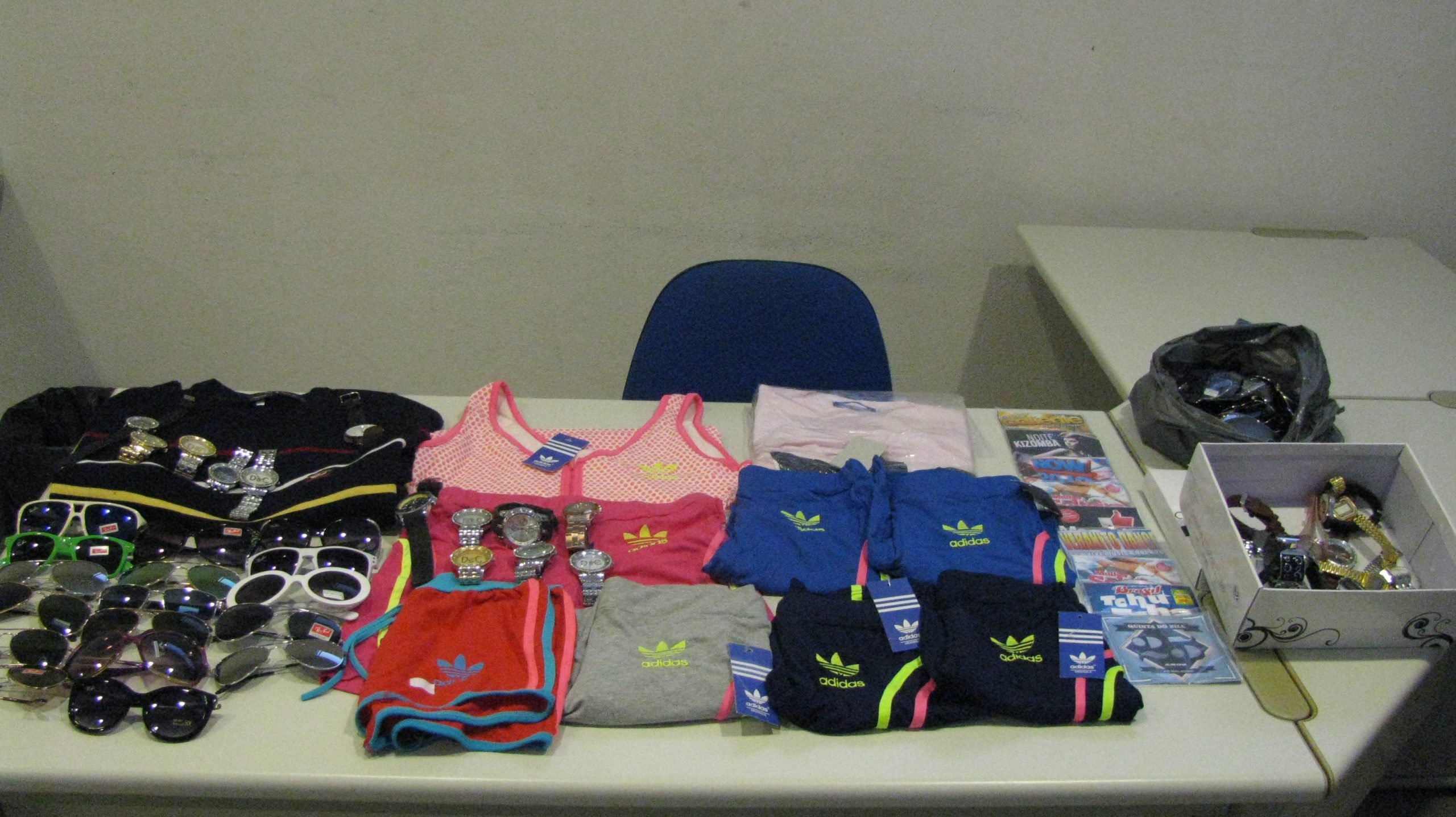 Material contrafeito apreendido na Feira de Espinho