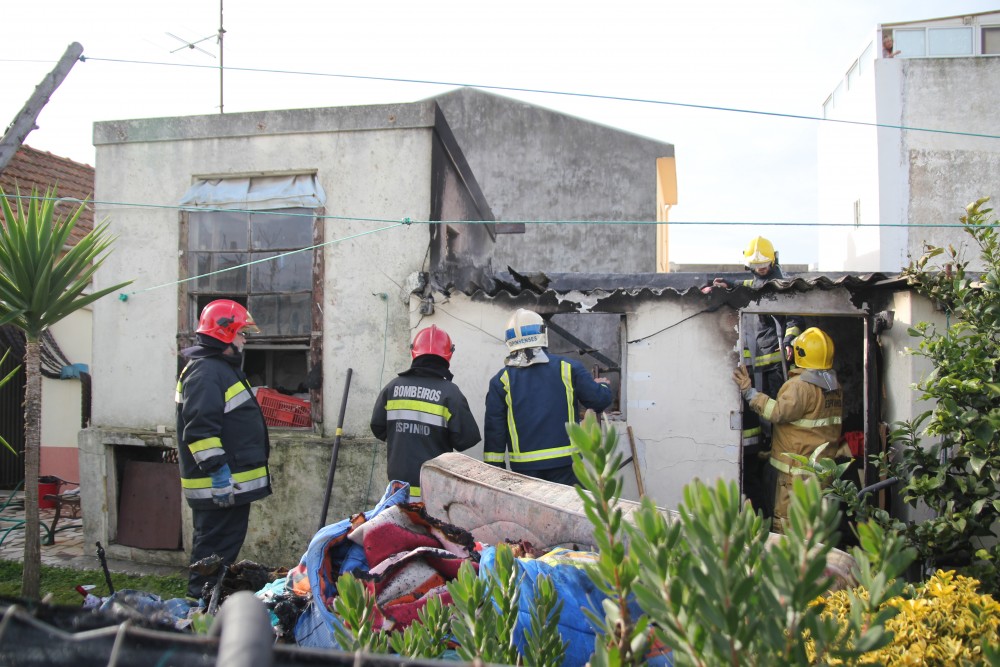 Incêndio nuns anexos em Espinho