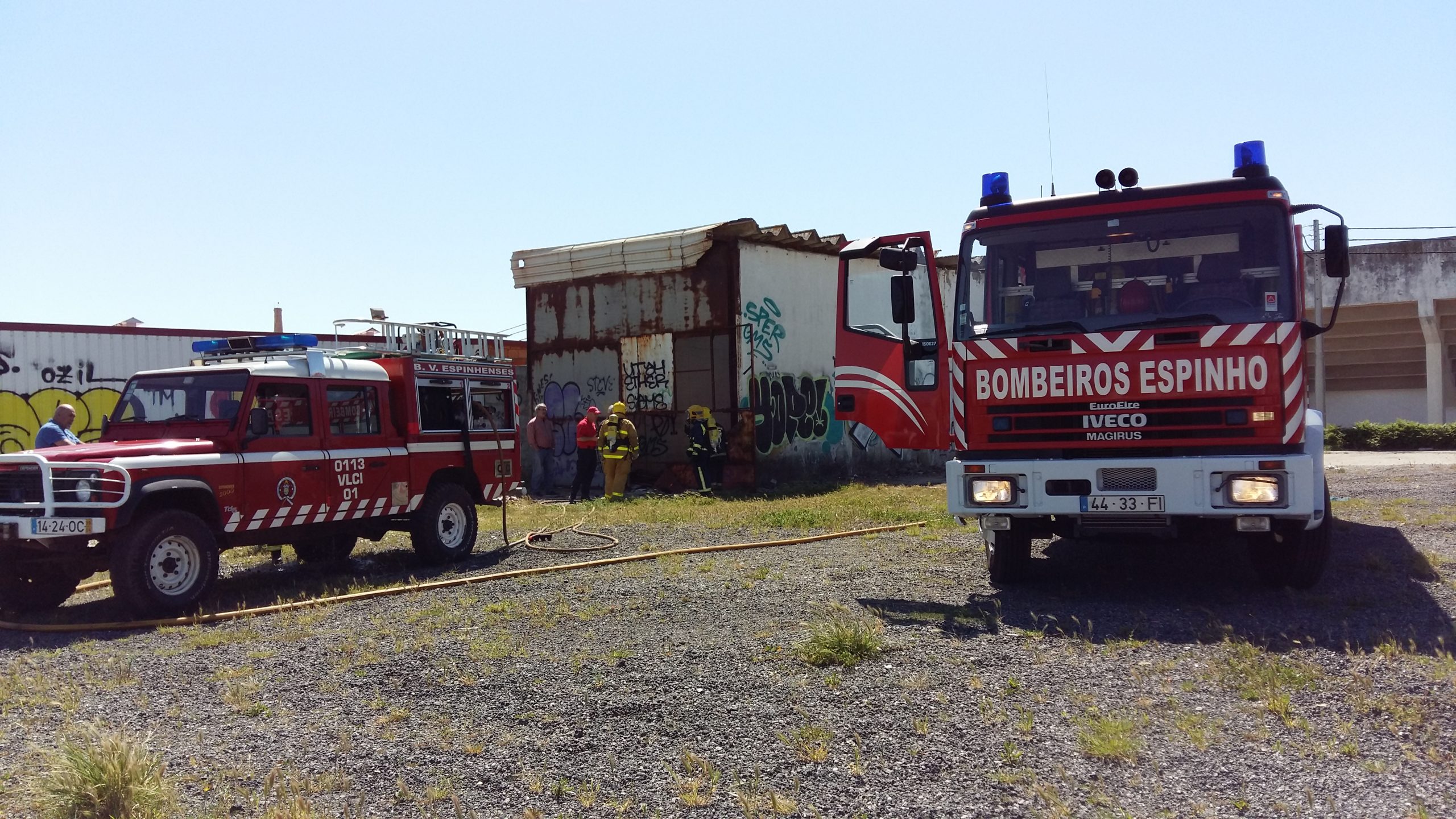 Armazém na Avenida 8 destruído pelo fogo