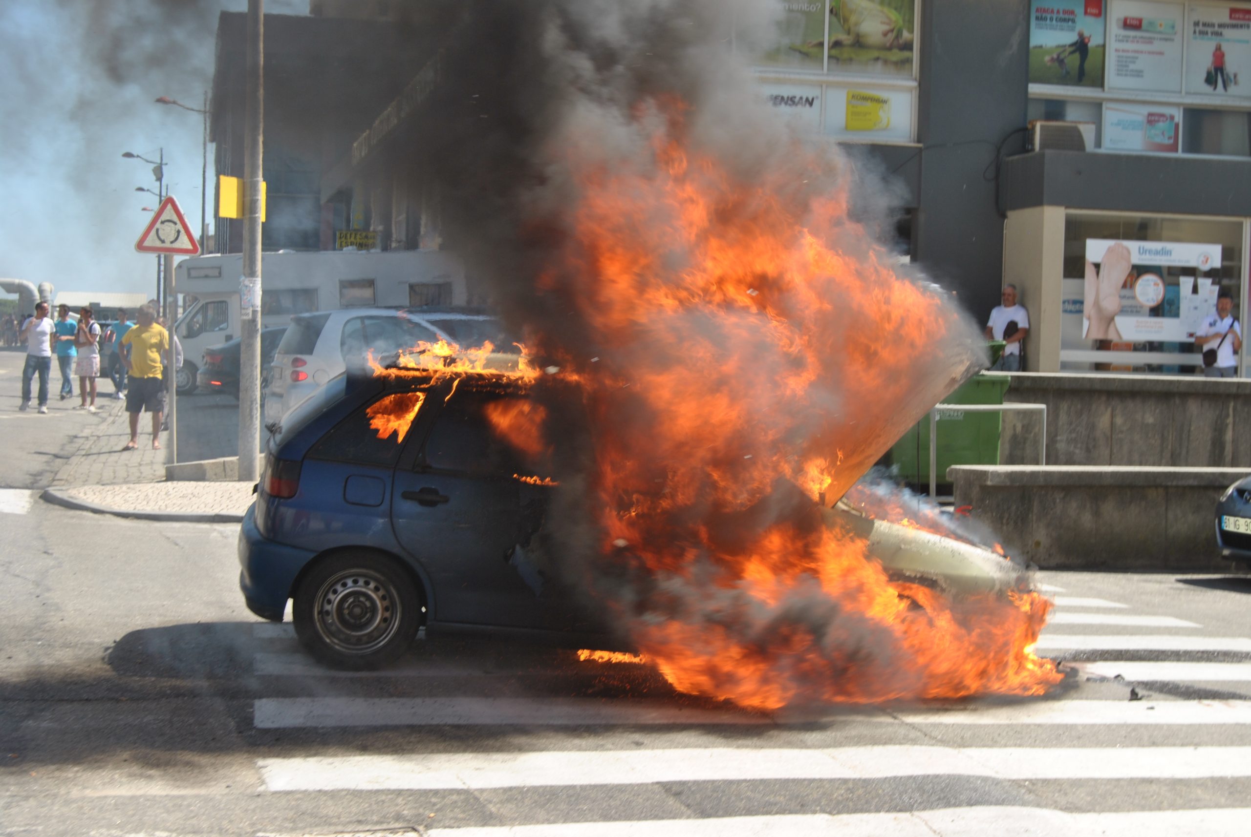 Viatura destruída pelas chamas emEspinho