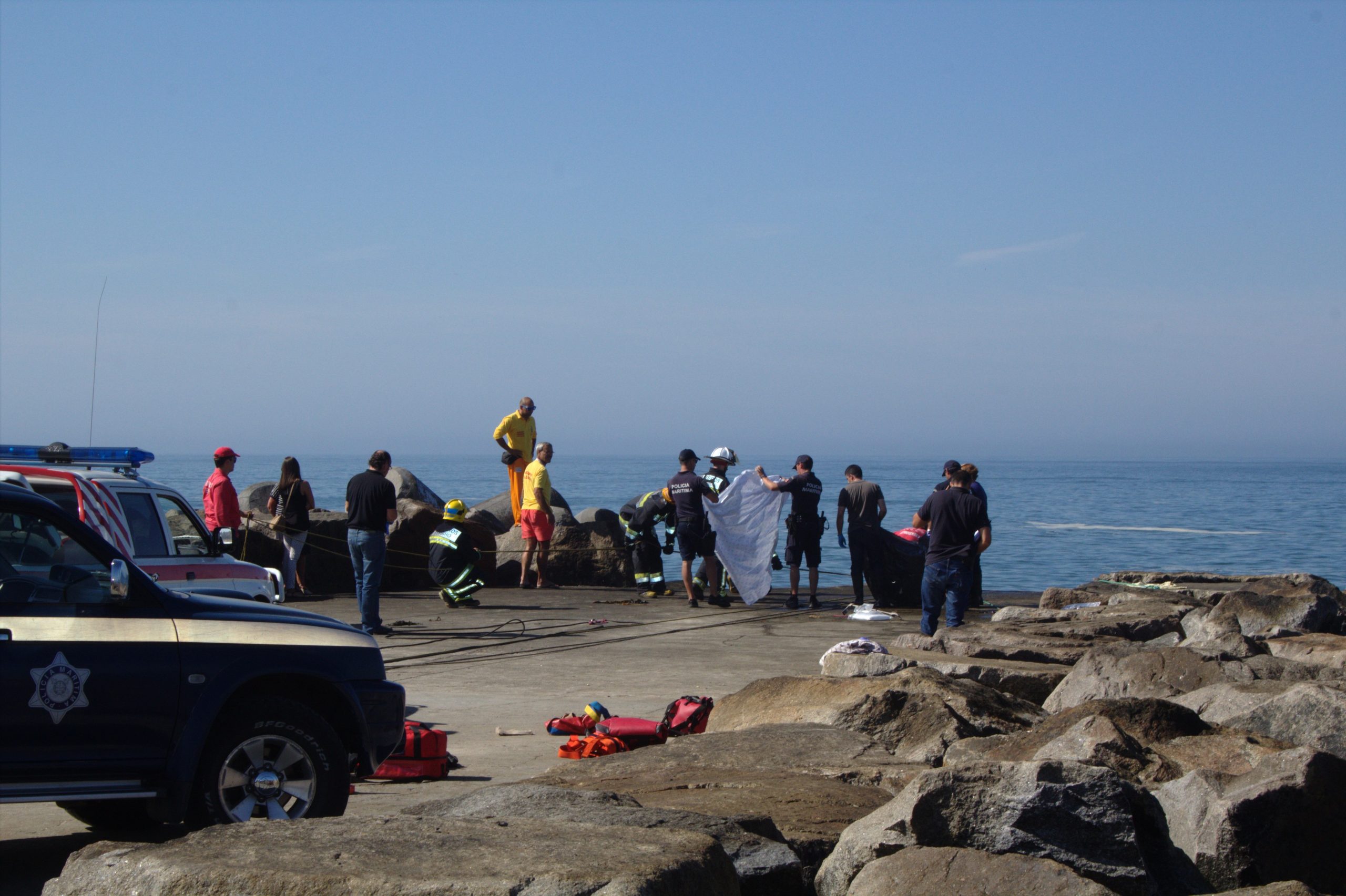Cadáver encontrado no esporão da Praia da Baía
