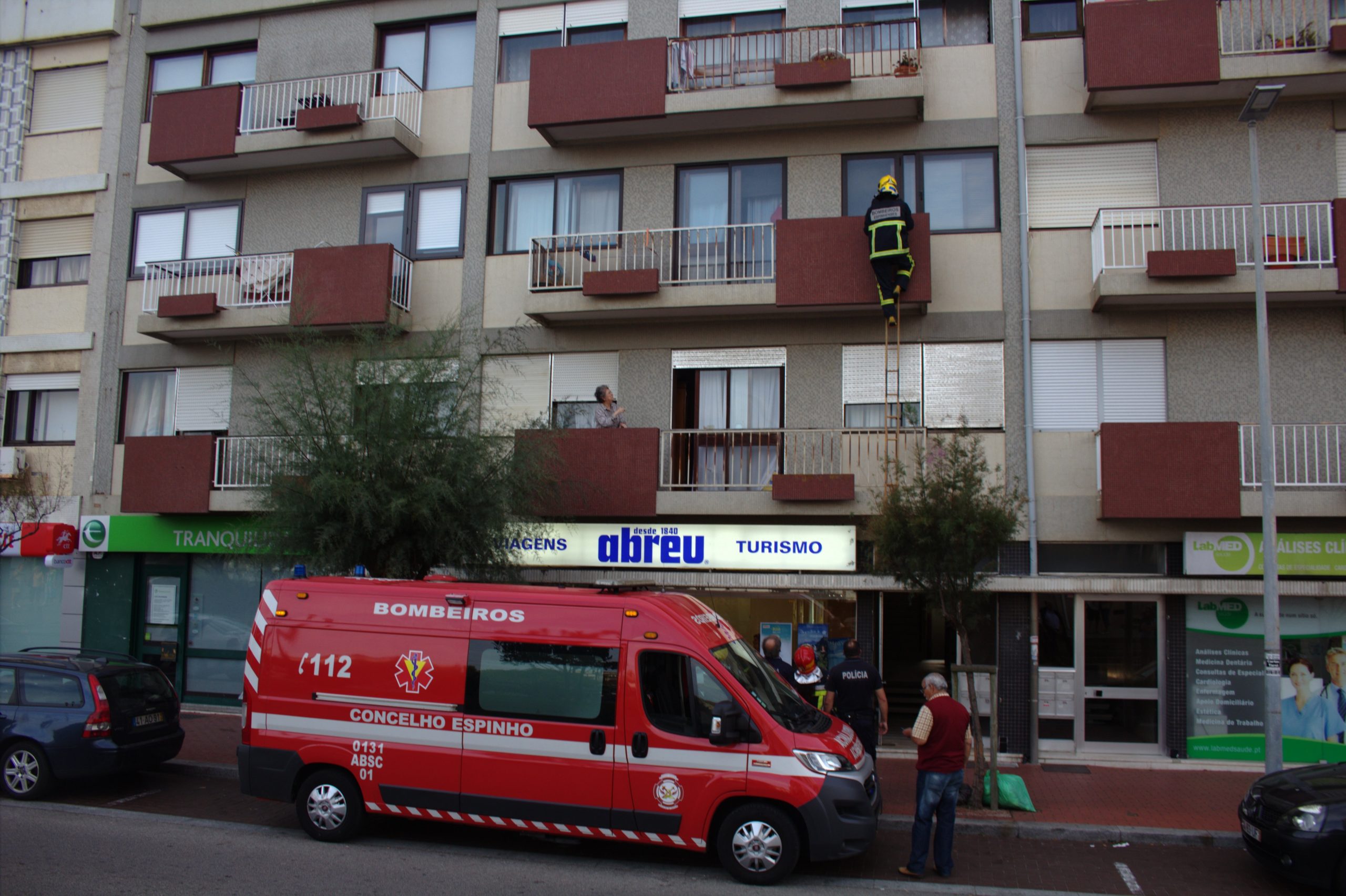 Bombeiros socorreram homem fechado em casa