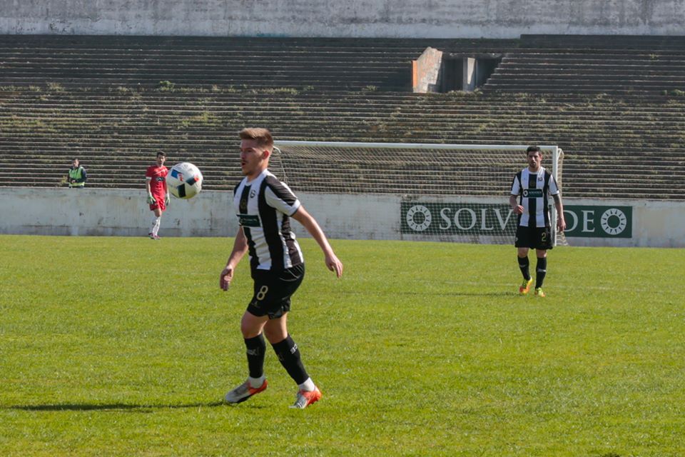 Futebol: SC Espinho é líder isolado no Campeonato