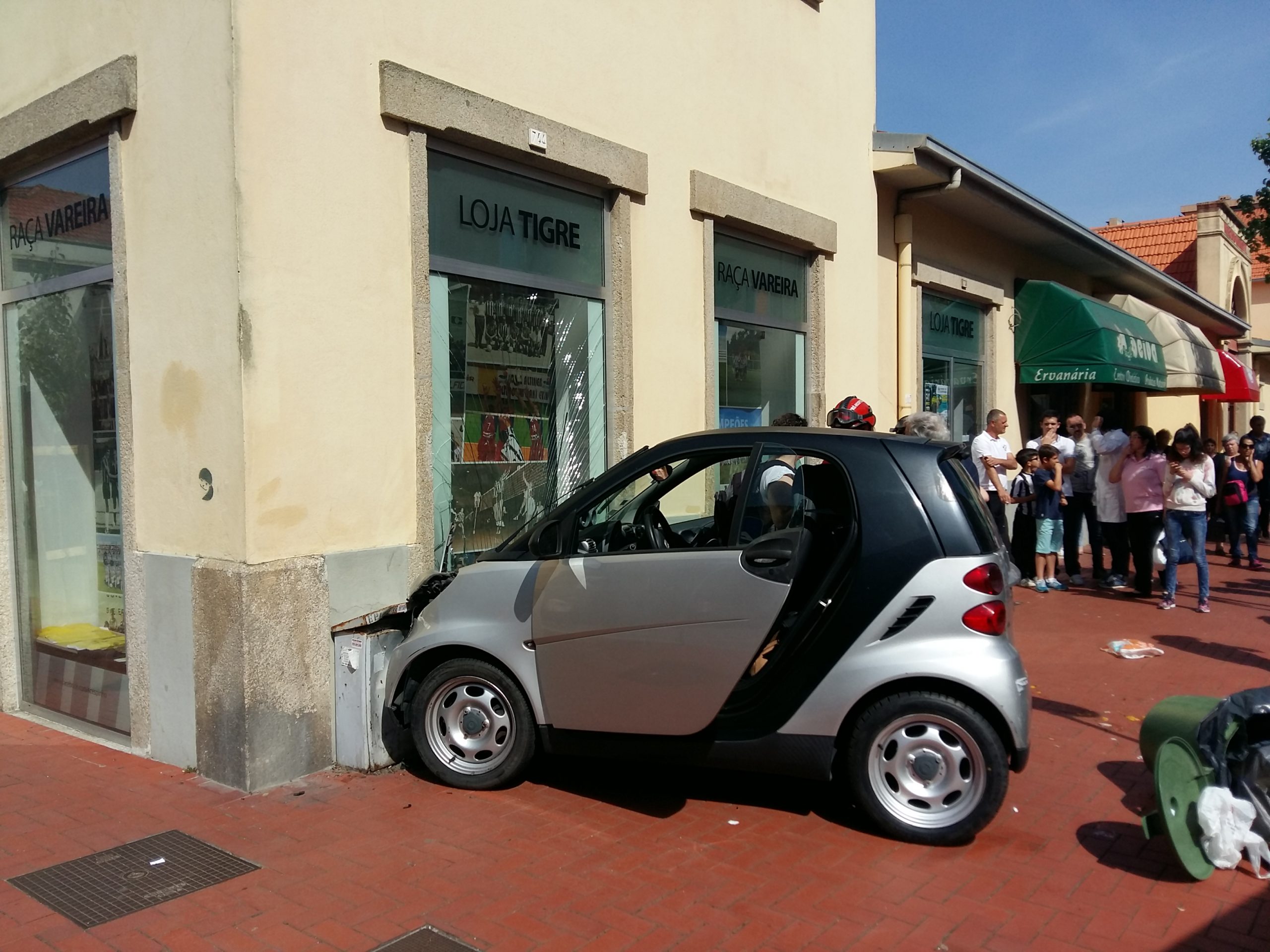 Carro choca contra sede do Sporting Espinho