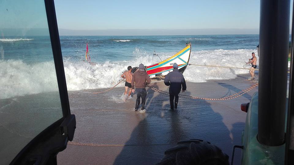 Embarcação naufragou em Espinho este domingo