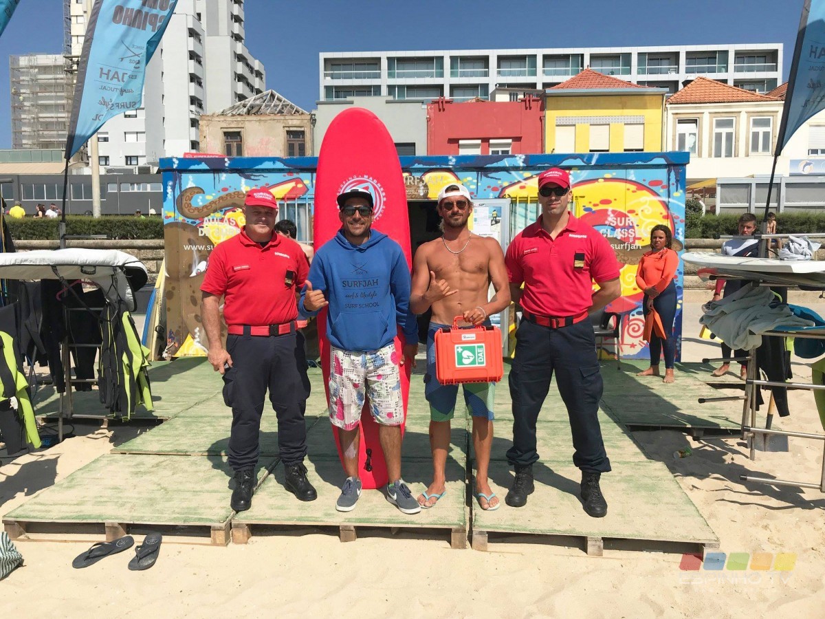 Primeiro desfibrilhador disponível numa escola de surf em Espinho
