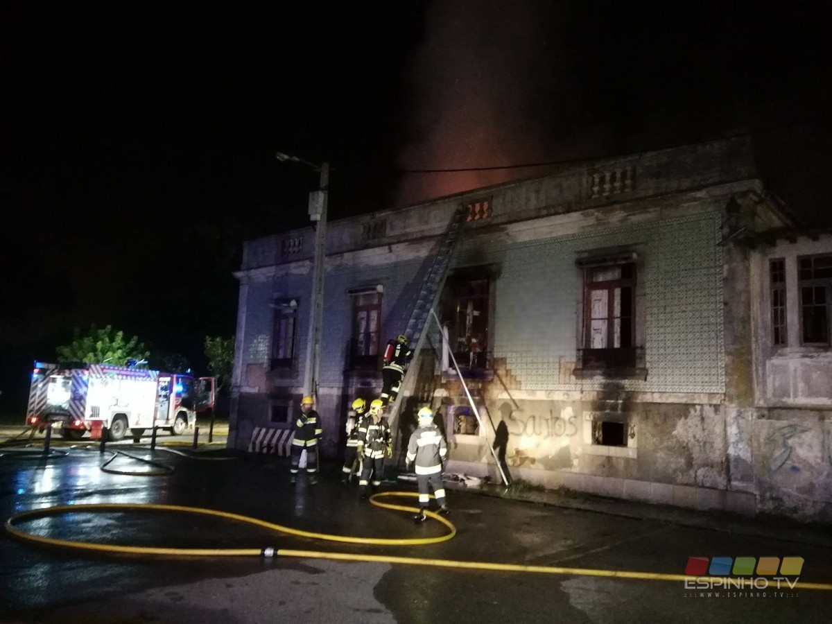 Incêndio destruiu casa abandonada em Espinho