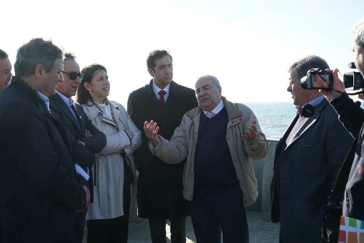 Secretária de Estado do Ambiente visita obra de reforço do esporão da Praia da Baía
