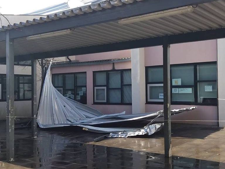 Queda de telhado obriga à evacuação na Escola Sec. Dr. Manuel Gomes de Almeida