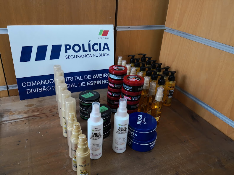 Detidas por furto no interior de estabelecimento