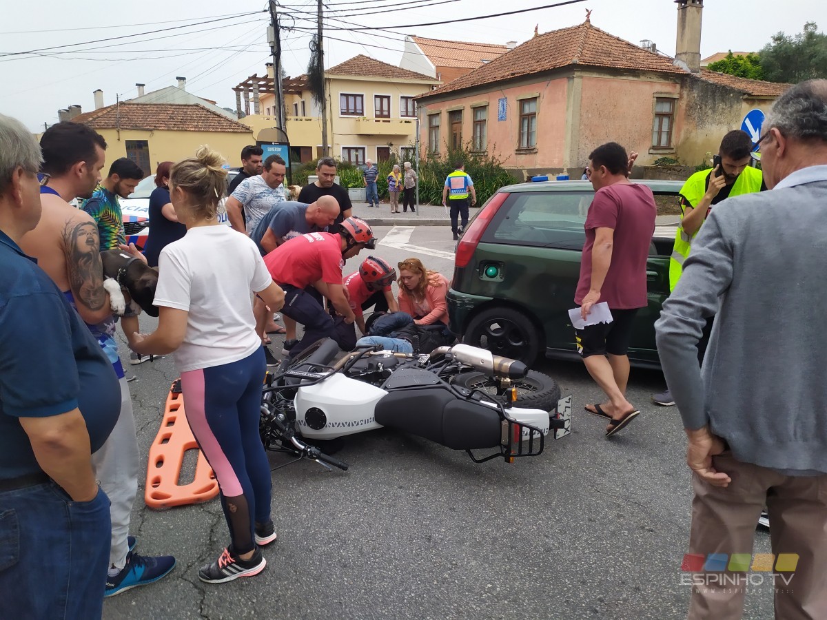 Acidente entre uma mota e um carro em Anta faz um ferido