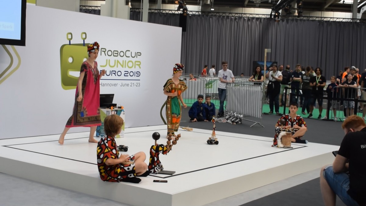 Jovens Espinhenses participam em competição europeia de robótica