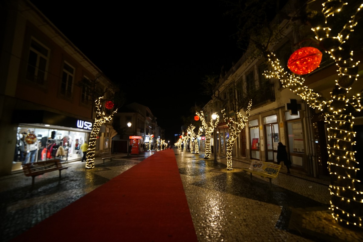 Luzes de Natal iluminam a cidade