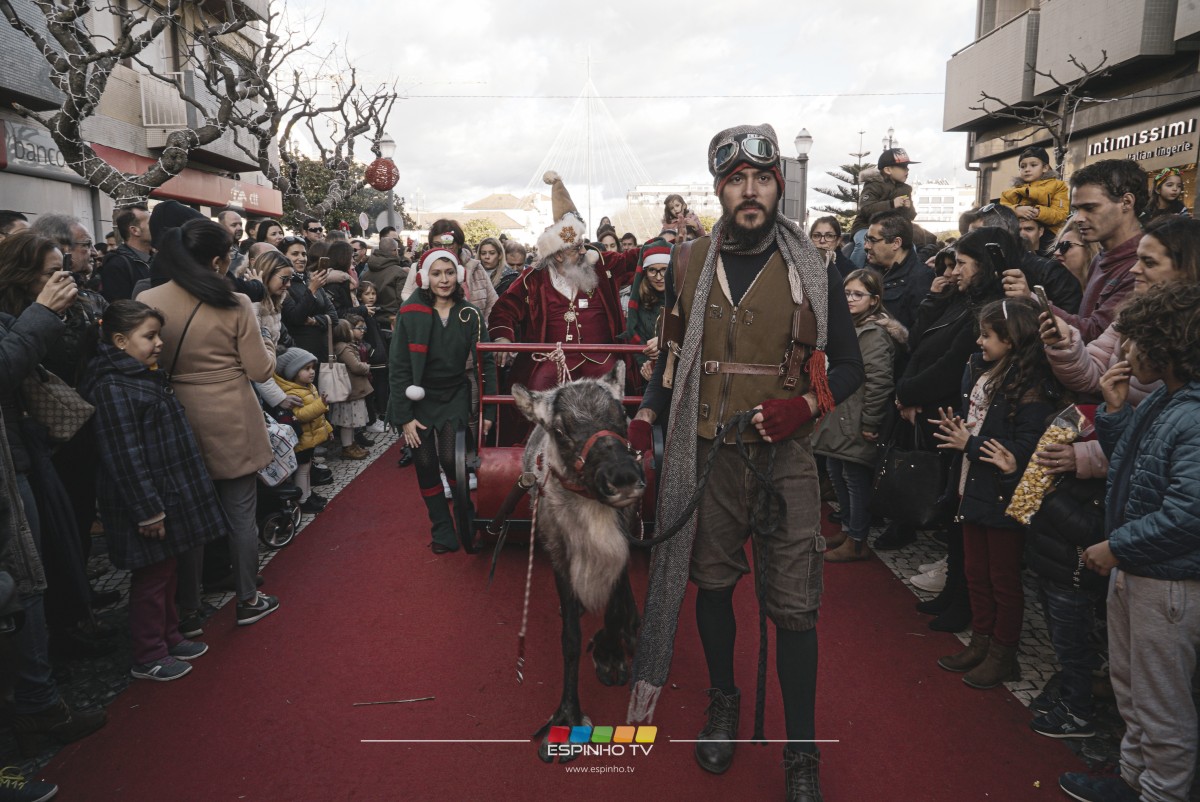 Multidão para ver o Pai Natal em Espinho