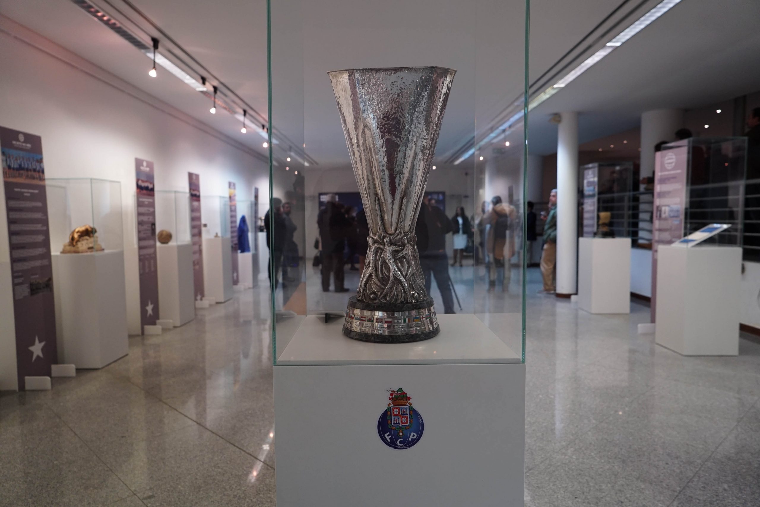 Inaugurada exposição “Nesta Casa Mora o Dragão” no Multimeios