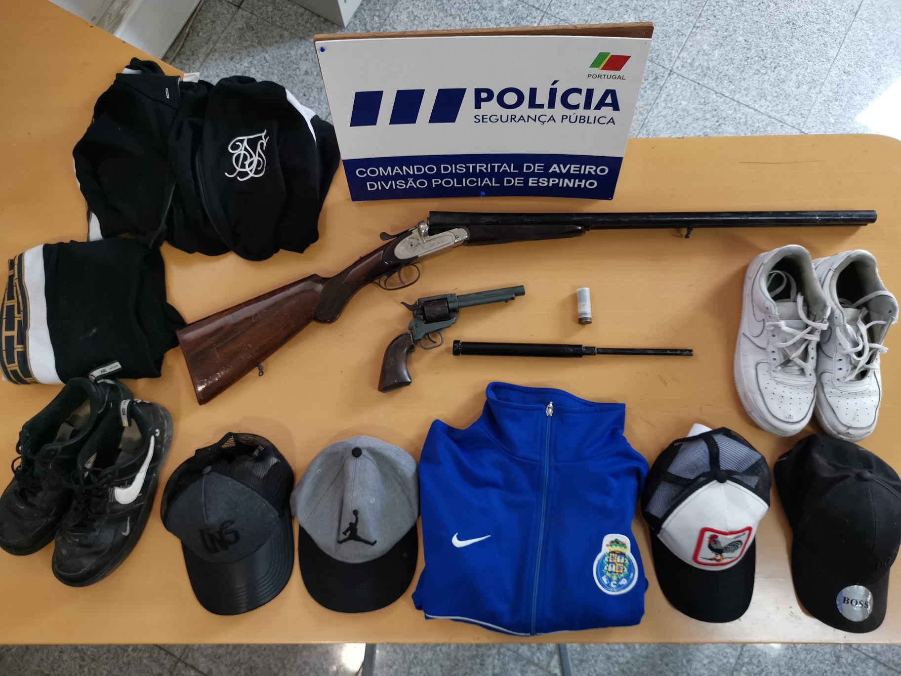 Detidos por suspeita da prática de crimes de roubo