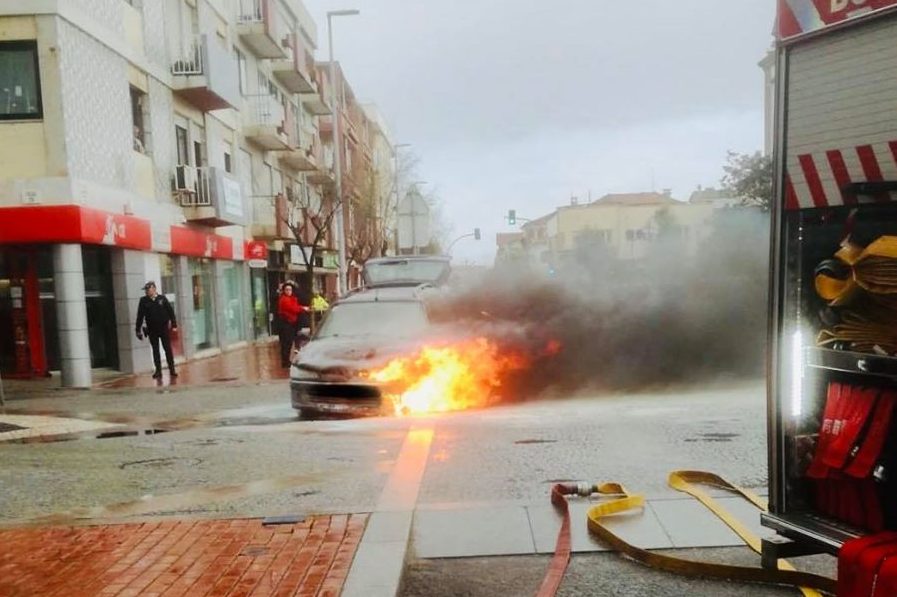 Carro arde na rua 19 em Espinho