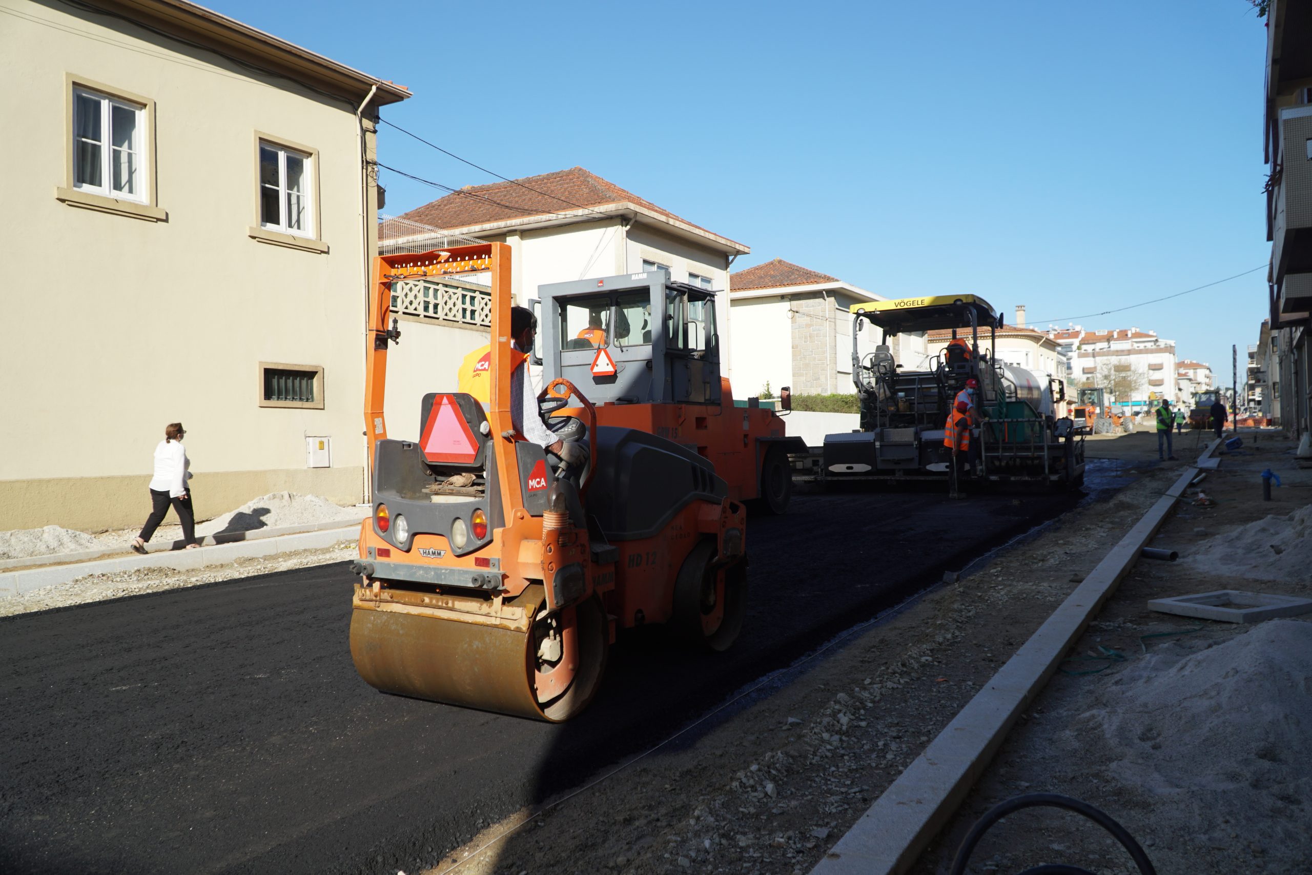 Rua 33 começou hoje a receber novo piso