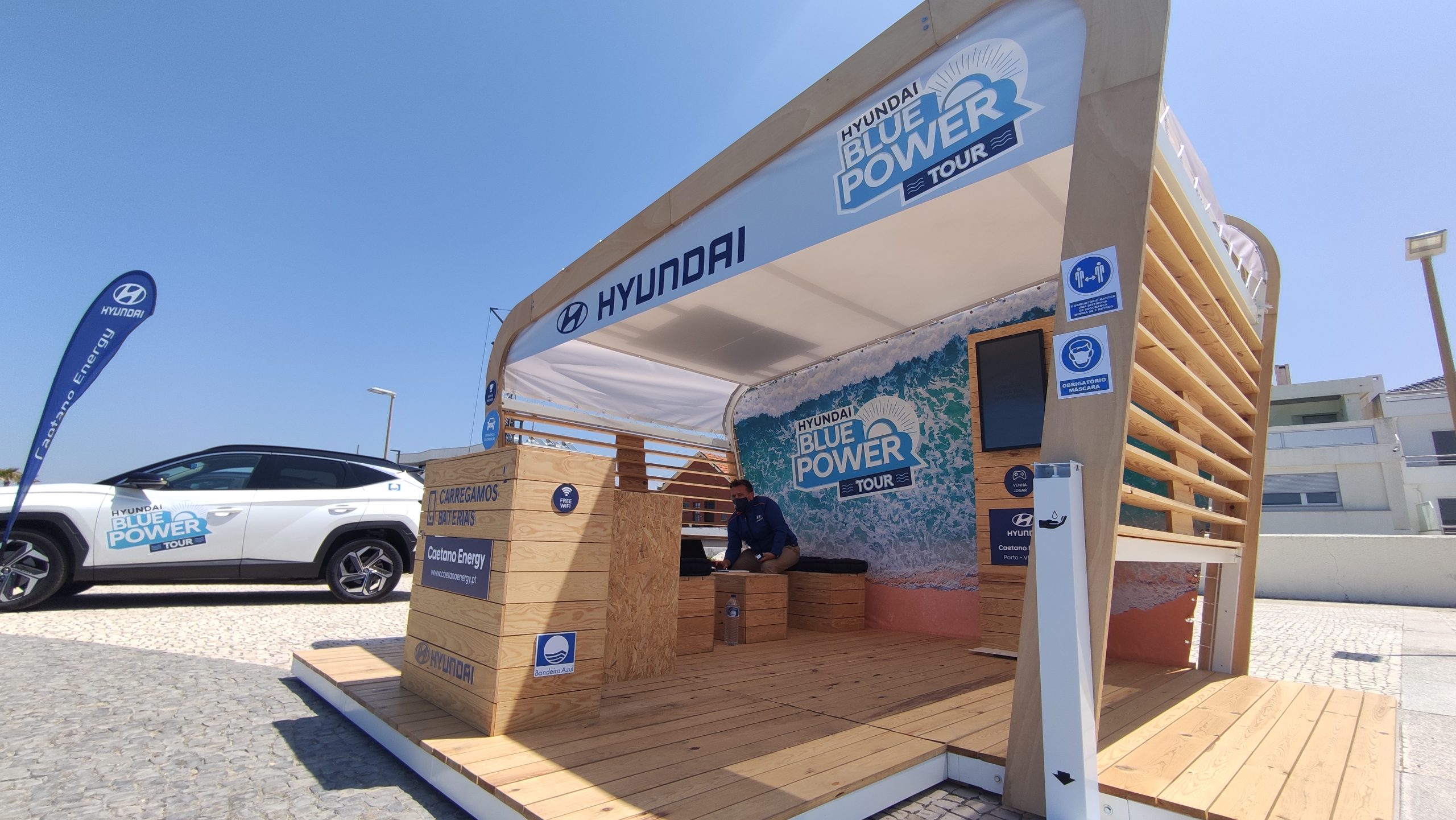 Hyundai Blue Power Tour junto à praia Frente Azul