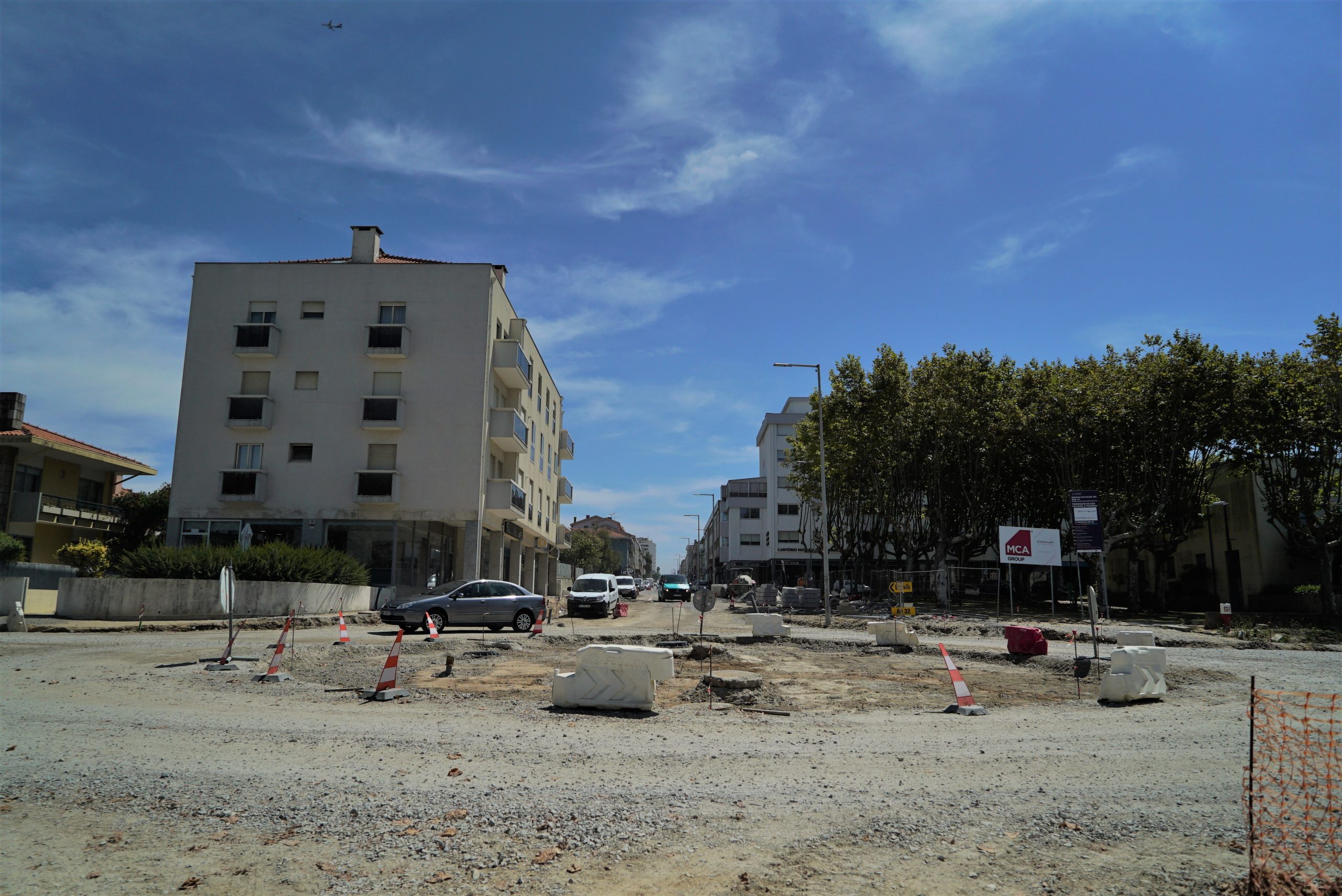 Trabalhos de pavimentação da rotunda da Rua 19