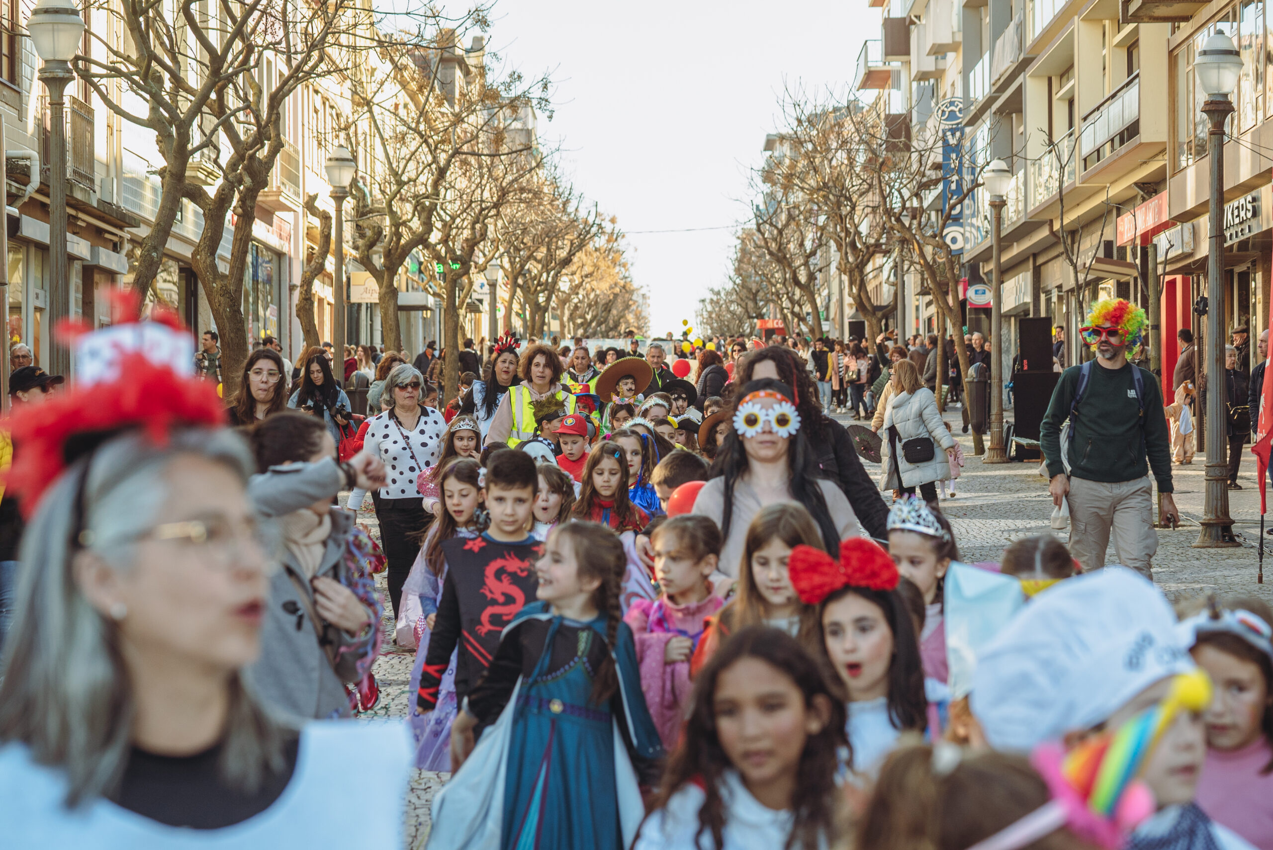 Desfile de Carnaval das Escolas traz de volta animação às ruas da cidade