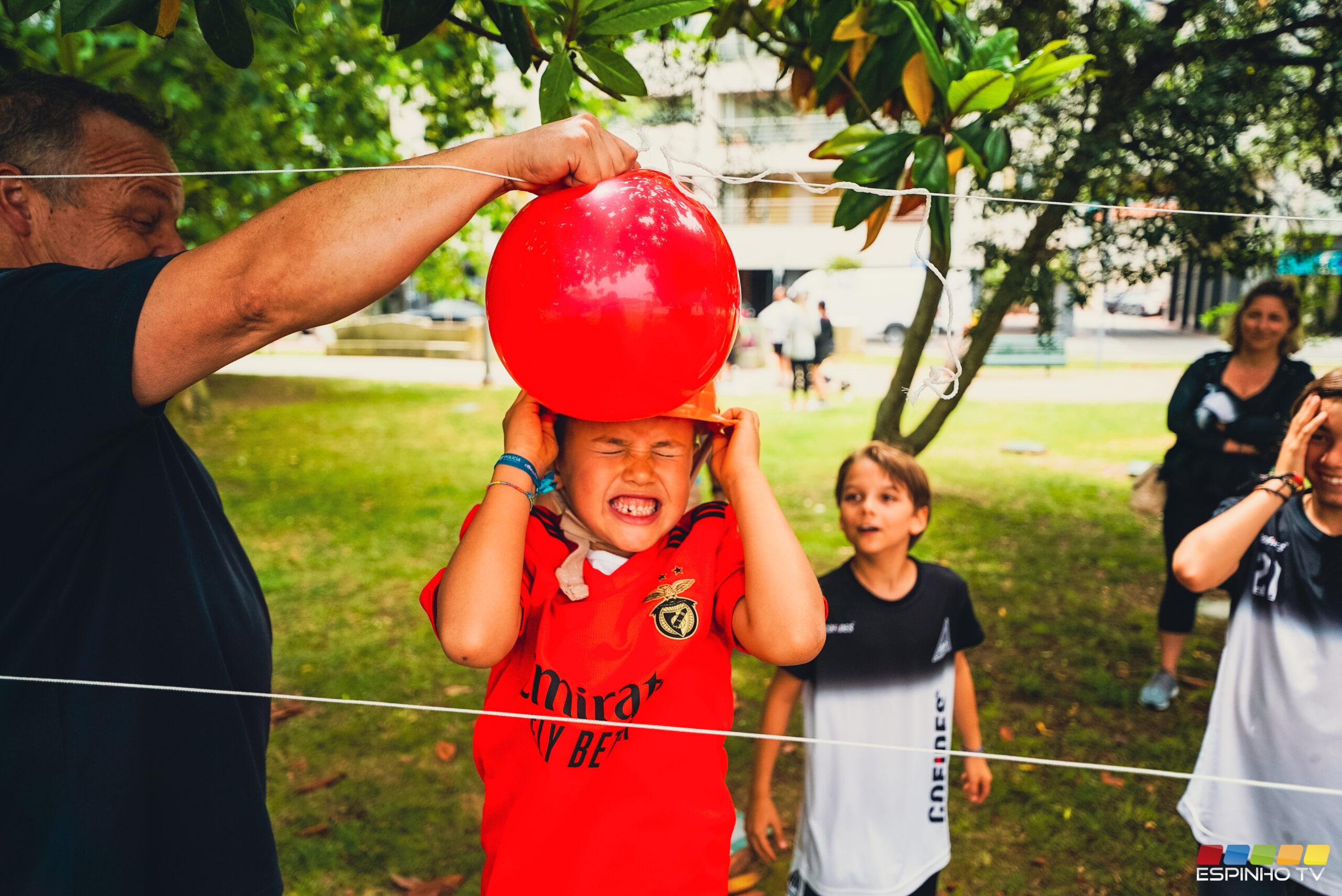 Crianças divertem-se com jogos no Parque