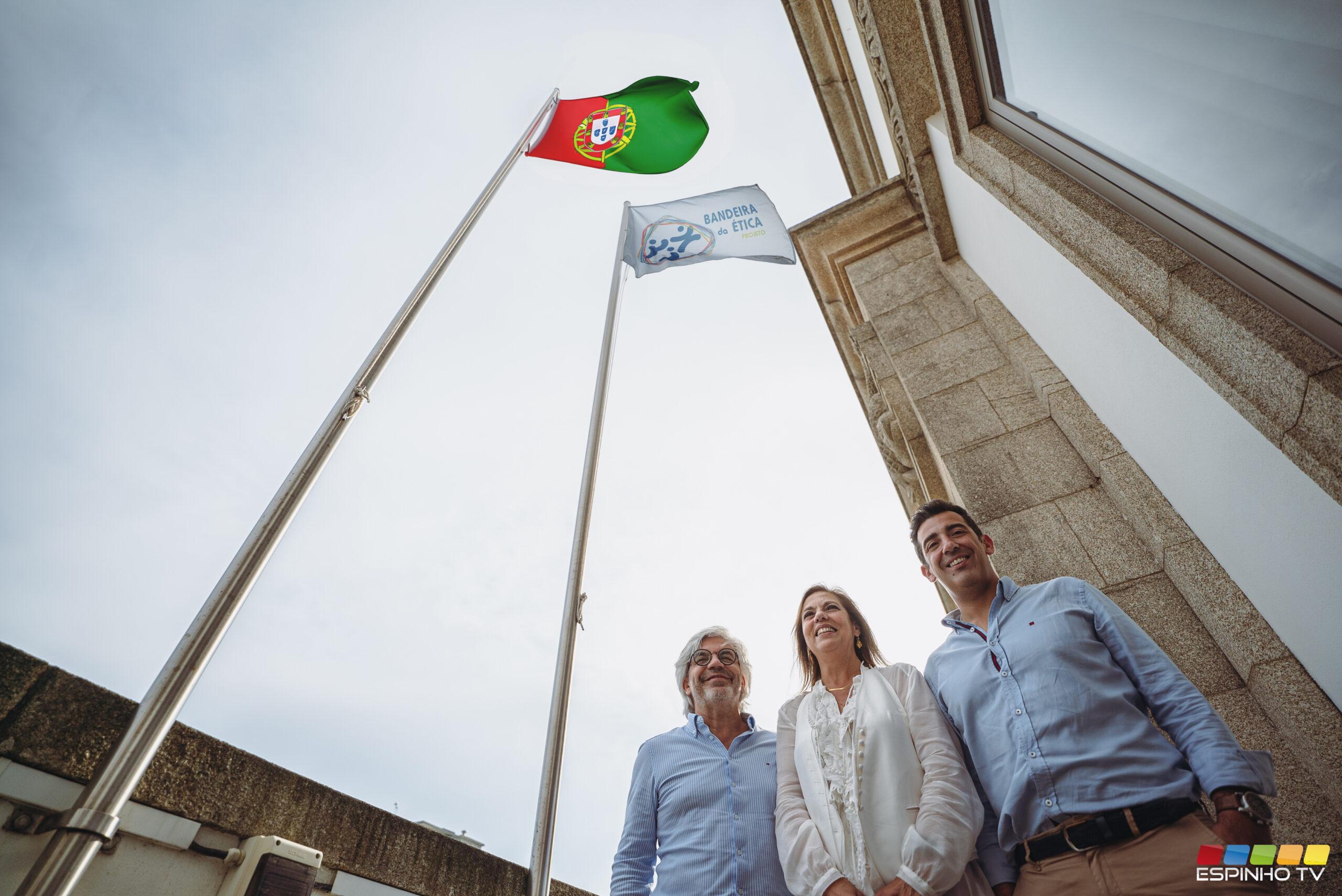 Bandeira da Ética hasteada no edifício camarário