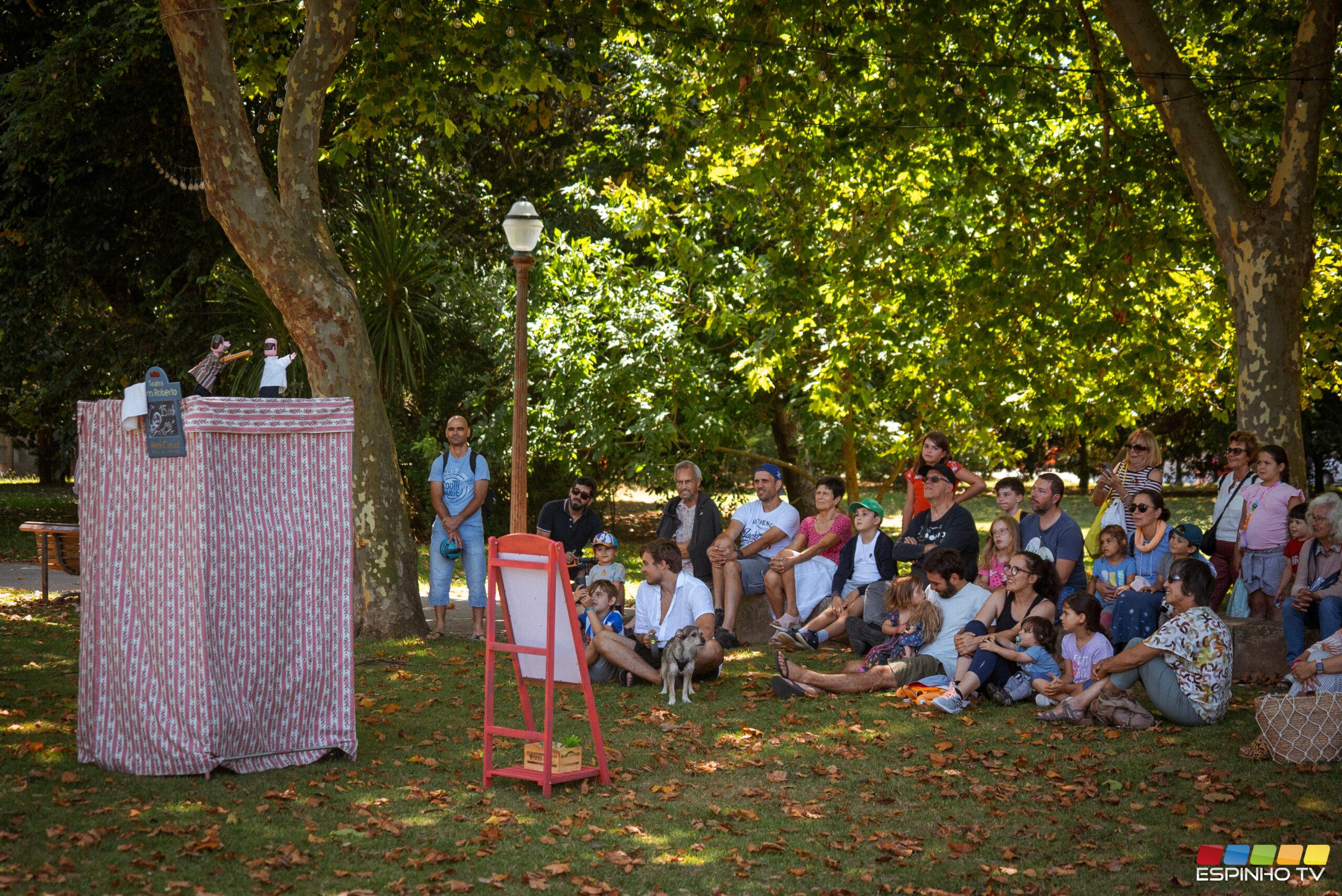 Marionetas de luva e espantalhos no Festival Mar-Marionetas