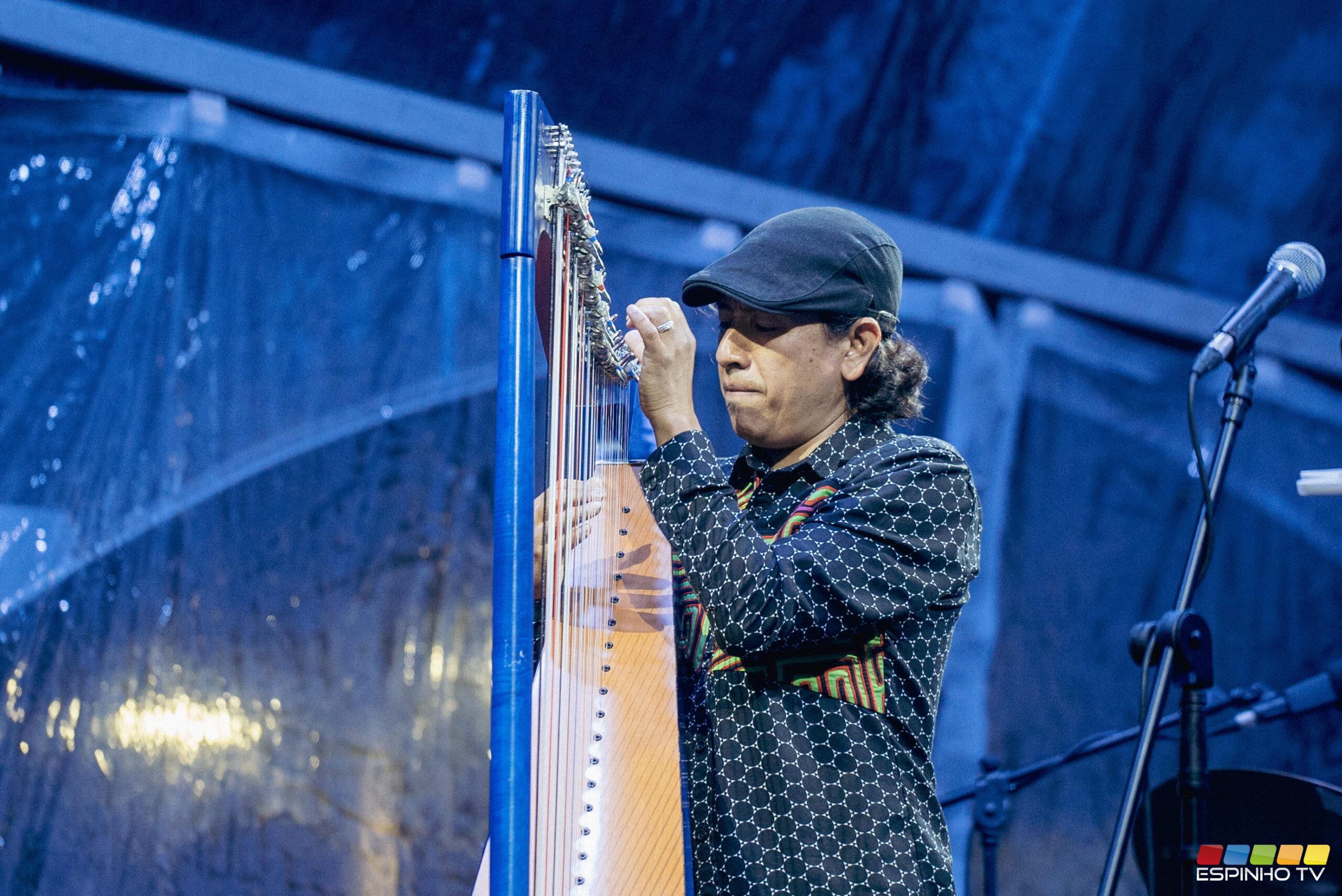 Harpista colombiano encanta Espinho com música latina e jazz