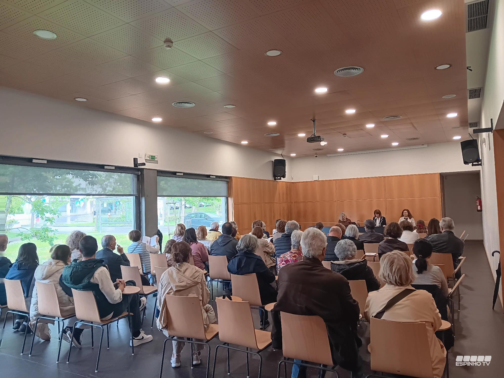 “A Menina que queria abraçar as nuvens” encheu de ternura a Biblioteca Municipal de Espinho
