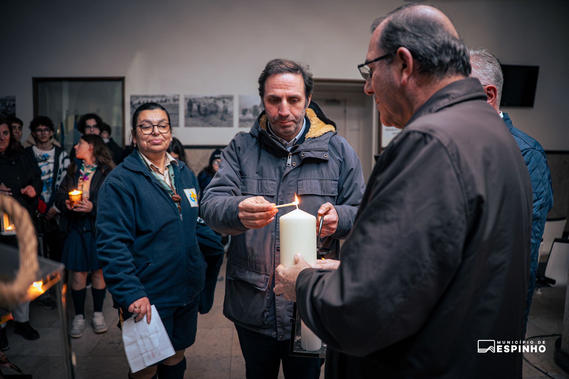 Luz da Paz de Belém ilumina os Paços do Concelho em noite de partilha